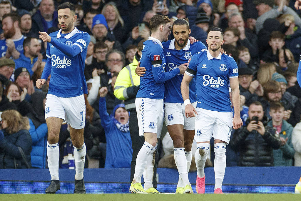 埃弗顿连续取胜，升至欧战席位