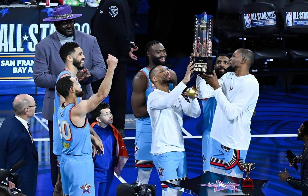 NBA常规赛揭幕,球迷欢呼狂热 NBA常规赛揭幕,球迷欢呼狂热