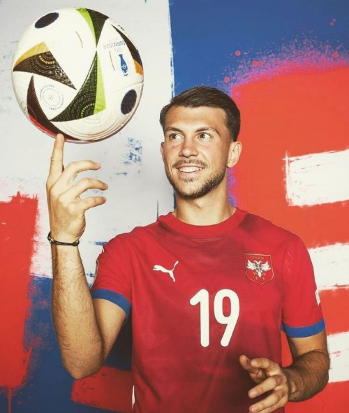 包含乌迪内斯主教练寻求更多中场支持，提升球队攻击力的词条