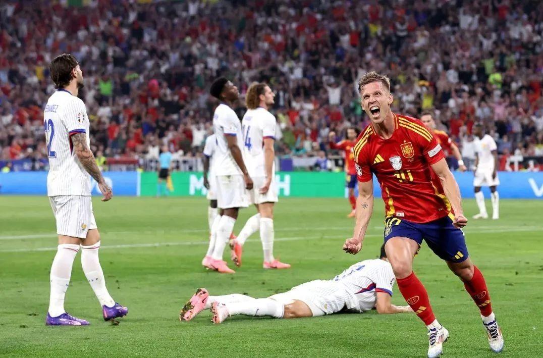 英格兰队凭借进攻火力,成功夺得欧洲杯冠军 英格兰队凭借进攻火力,成功夺得欧洲杯冠军