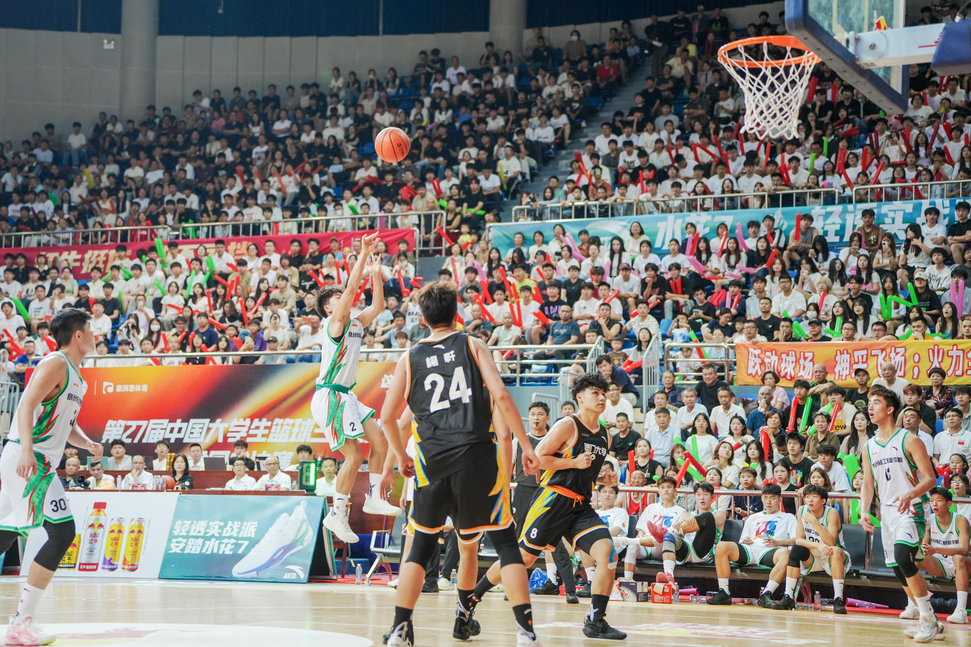 国内篮球职业联赛热火朝天,各队实力均衡 国内篮球职业联赛热火朝天,各队实力均衡