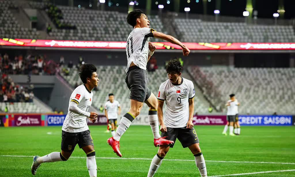 世俱杯冠军-挥汗拼搏!球员们在比赛中全力奋战