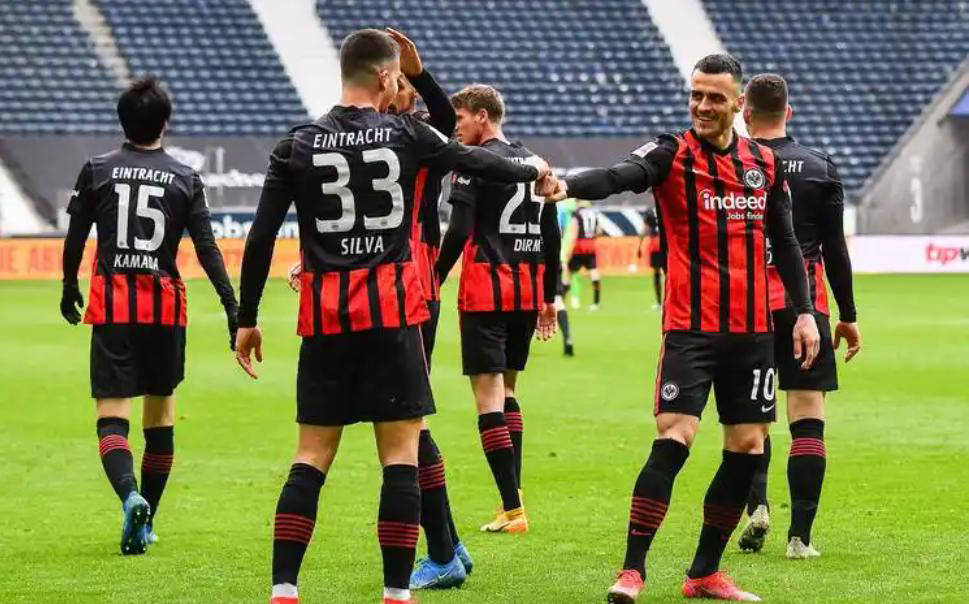 世俱杯-小组赛中，法兰克福队展现出色状态，取得胜利！