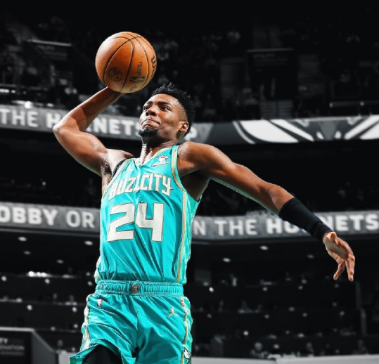 黄蜂主场击败活塞，终结客场不胜