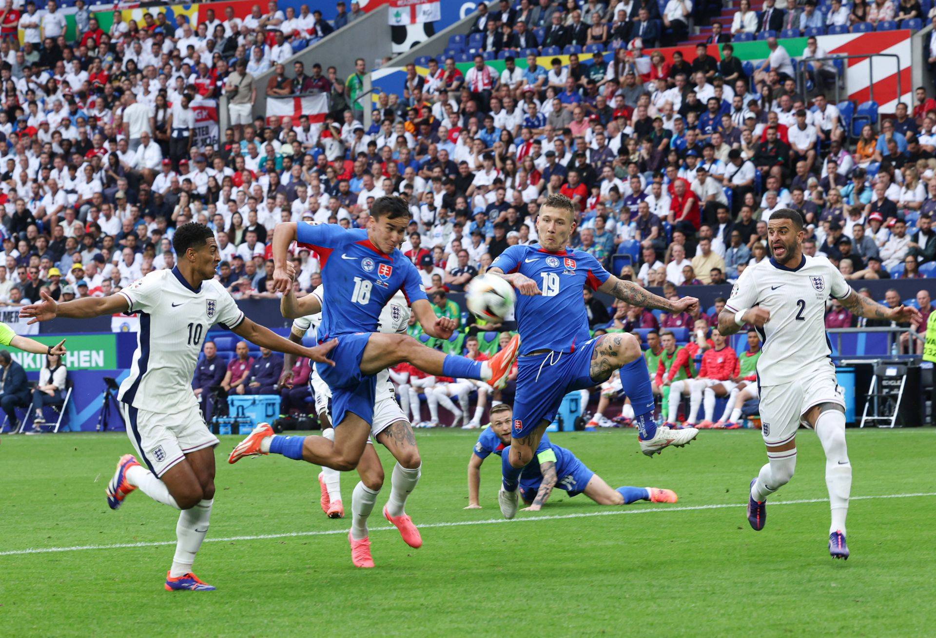 世俱杯改制-欧洲国家足球预选赛小组赛战况激烈