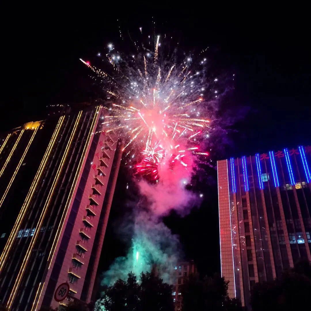 礼炮比赛场上震耳欲聋的声响