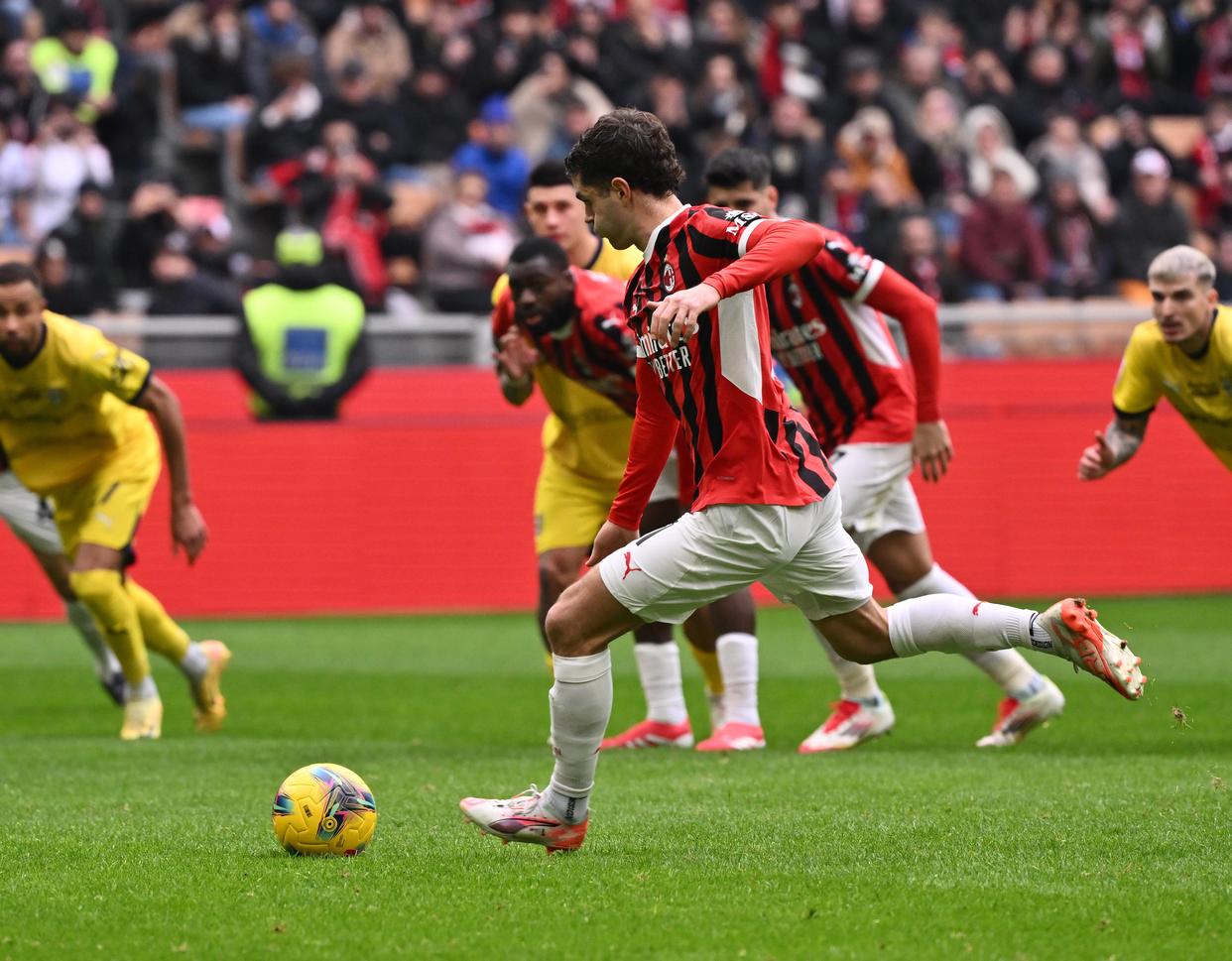 意甲赛场激情：AC米兰大胜对手