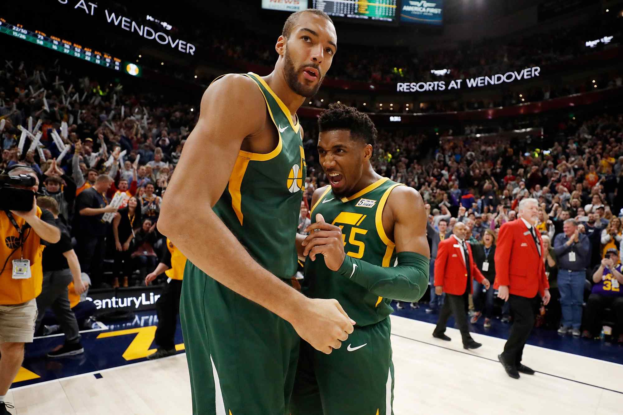 詹皇携手戈贝尔击败对手,东西部强强对话 詹皇携手戈贝尔击败对手,东西部强强对话