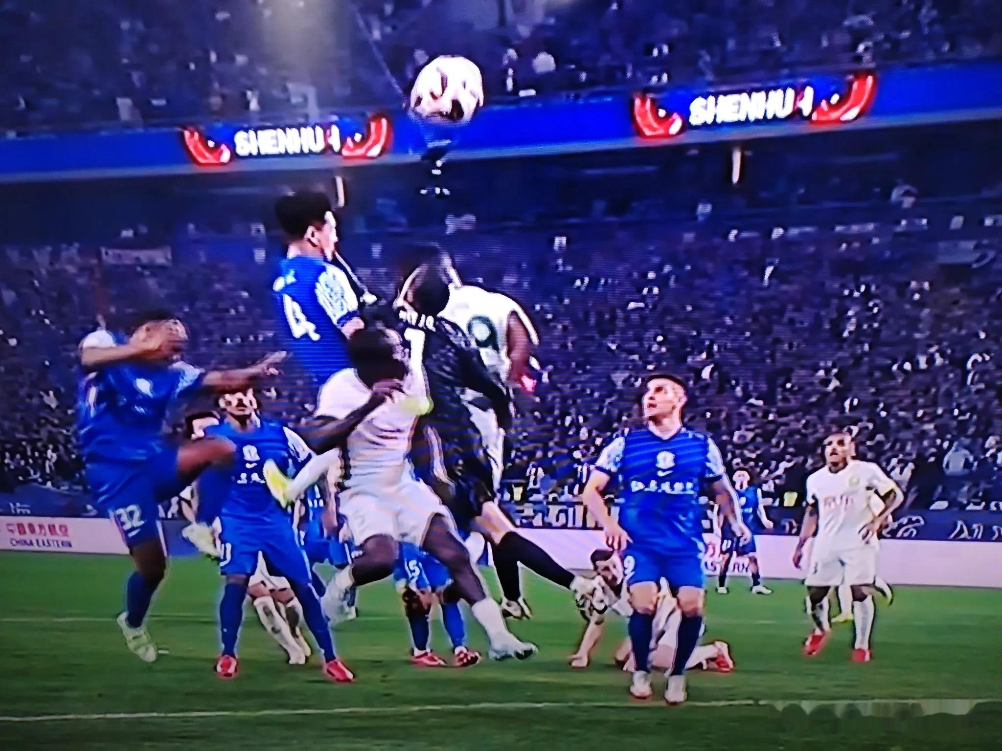 足球联赛胜负悬念重重,球迷期待焦点对决 足球联赛胜负悬念重重,球迷期待焦点对决