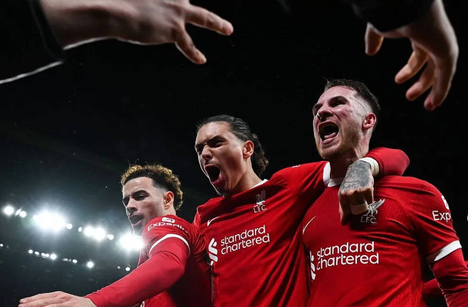 利物浦客场逆转曼联,继续保持不败 利物浦客场逆转曼联,继续保持不败