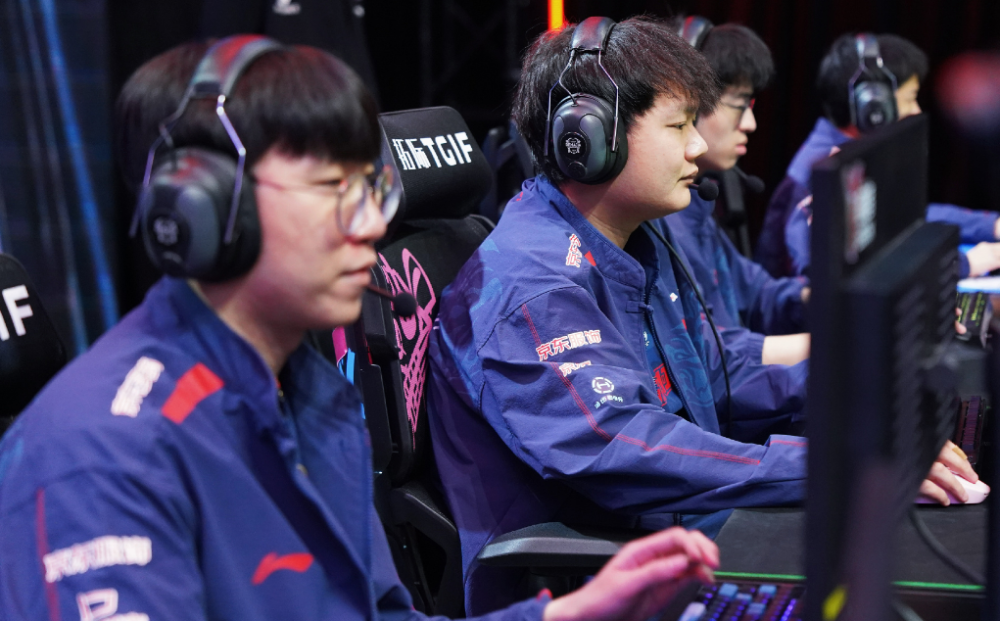 包含G2鏖战BLG，Ruler关键团战开团秒人焦点之战2025世界赛，留下经典瞬间的词条