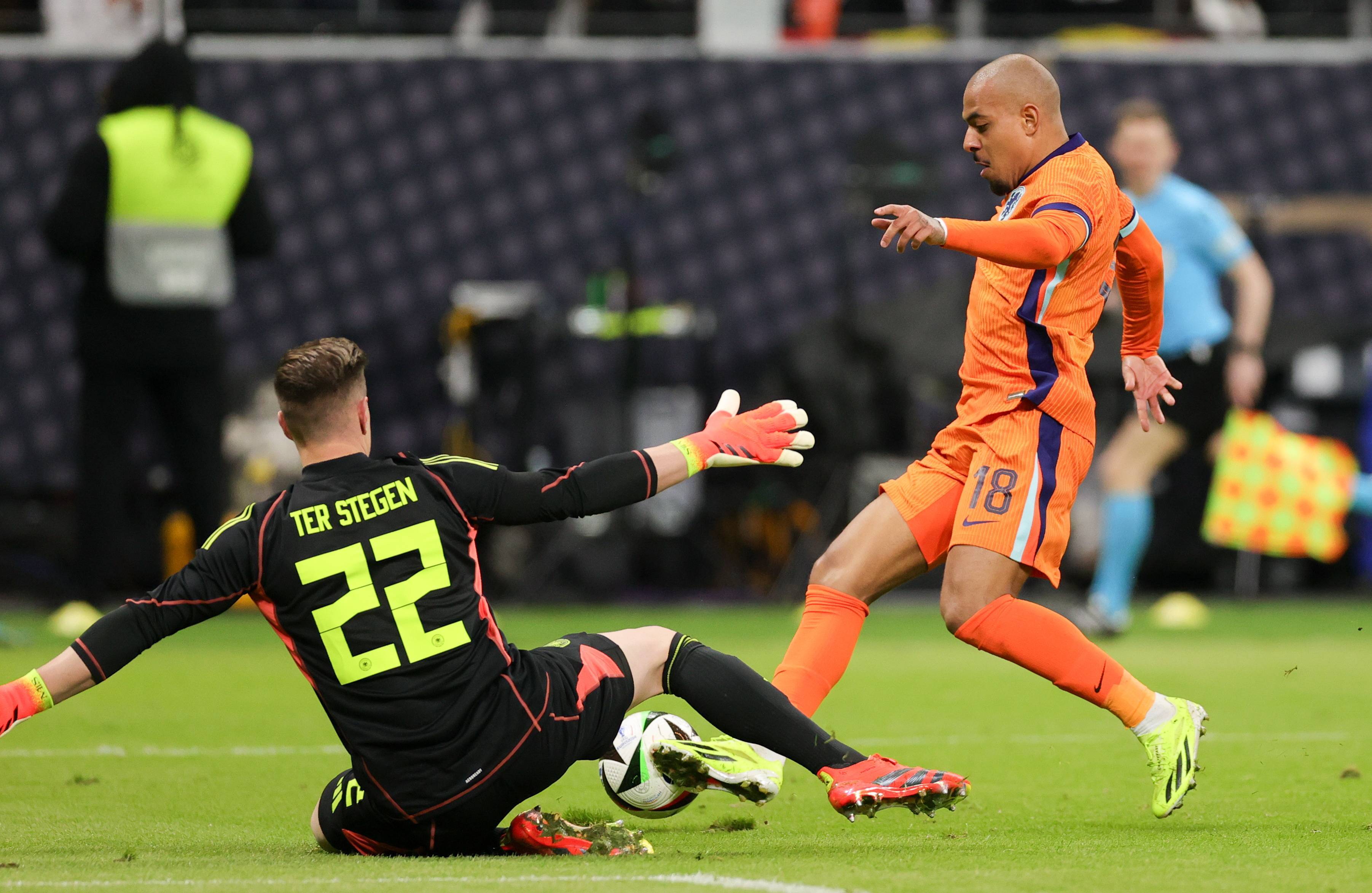 荷兰队凭借稳固防守,逆转战胜对手 荷兰队凭借稳固防守,逆转战胜对手