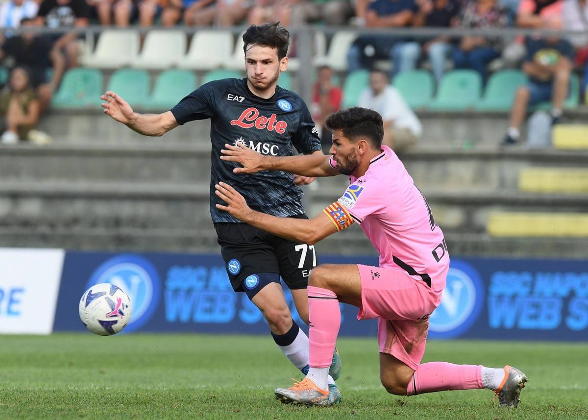 世俱杯-那不勒斯鏖战韩国，阿尔瓦雷斯爆发神勇的简单介绍