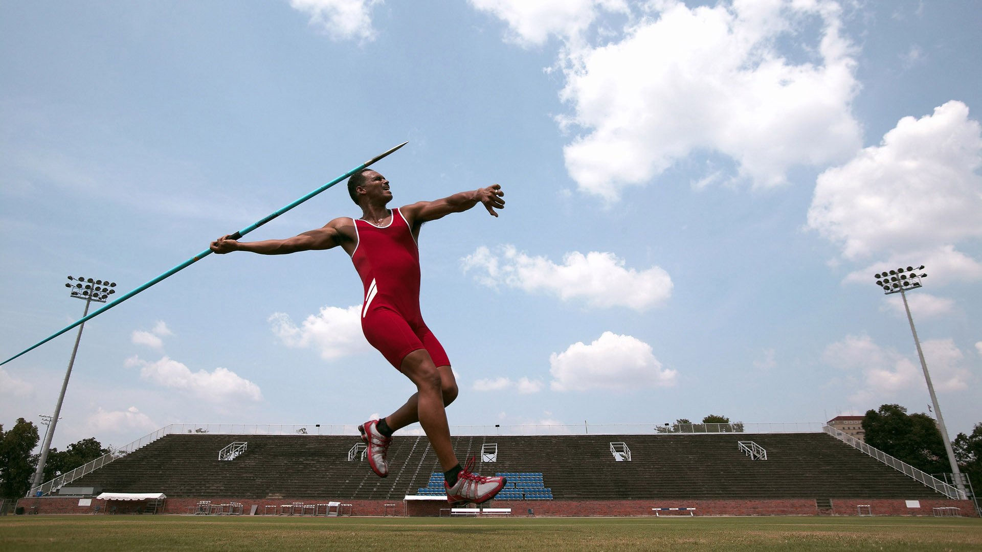 世俱杯决赛-逆风与重生，从绝望悬崖到奇迹之夜，周琦末节19分的王者誓言